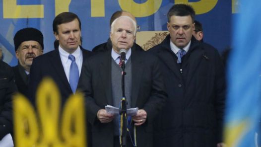 السيناتور الأميركي جون ماكين يقف مع قادة المعارضة الأوكرانية